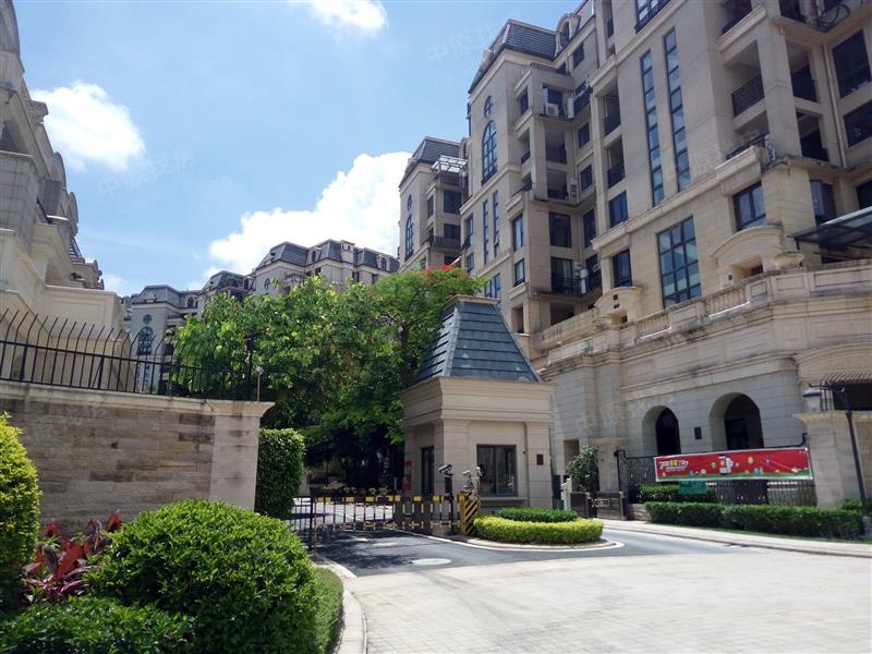 金地天悦湾,五楼带大平台,位置安静,小区环境优美